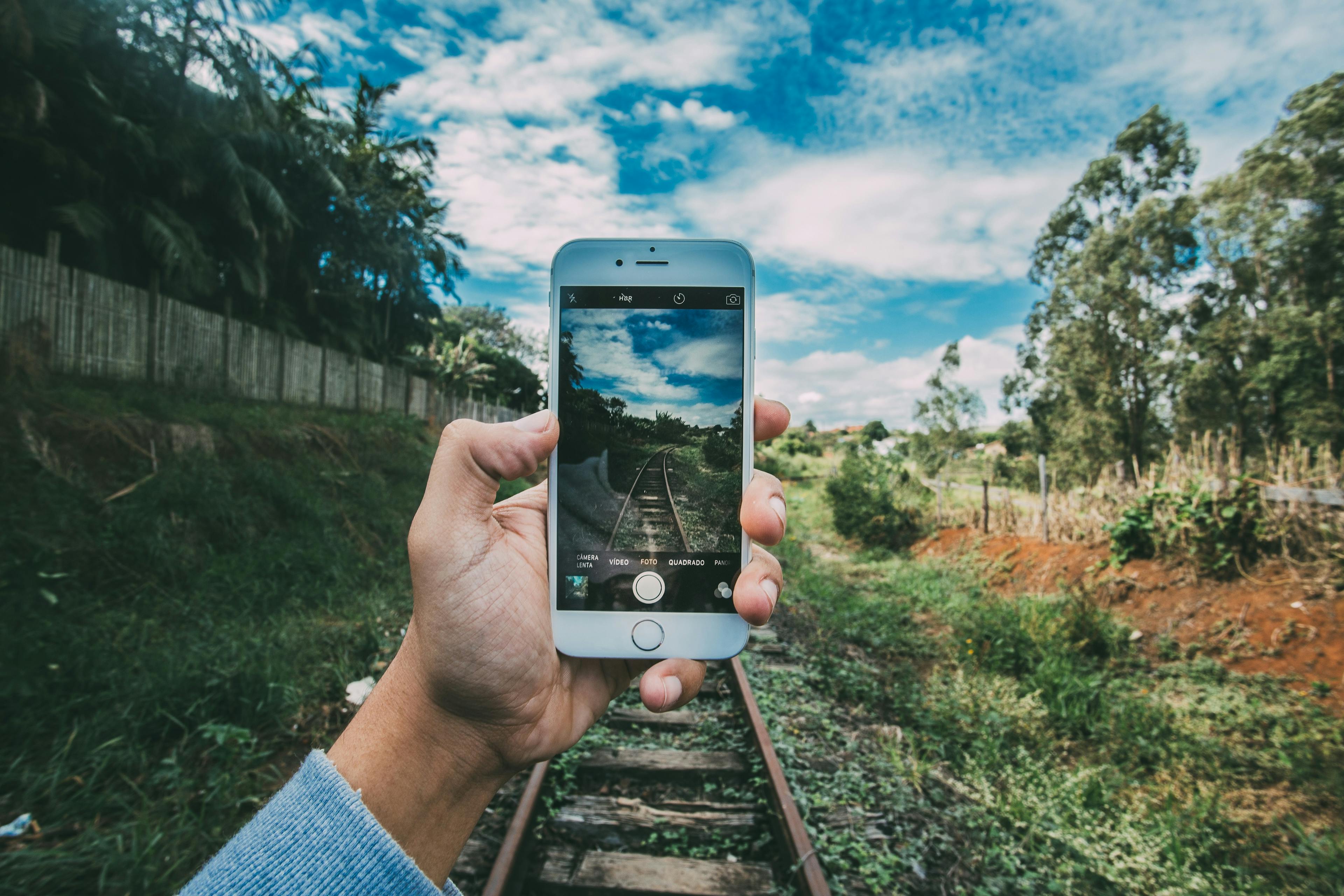 PMG_blog_Google_Mobile_CPC_cellphone-selfie-of-railroad-and-sky